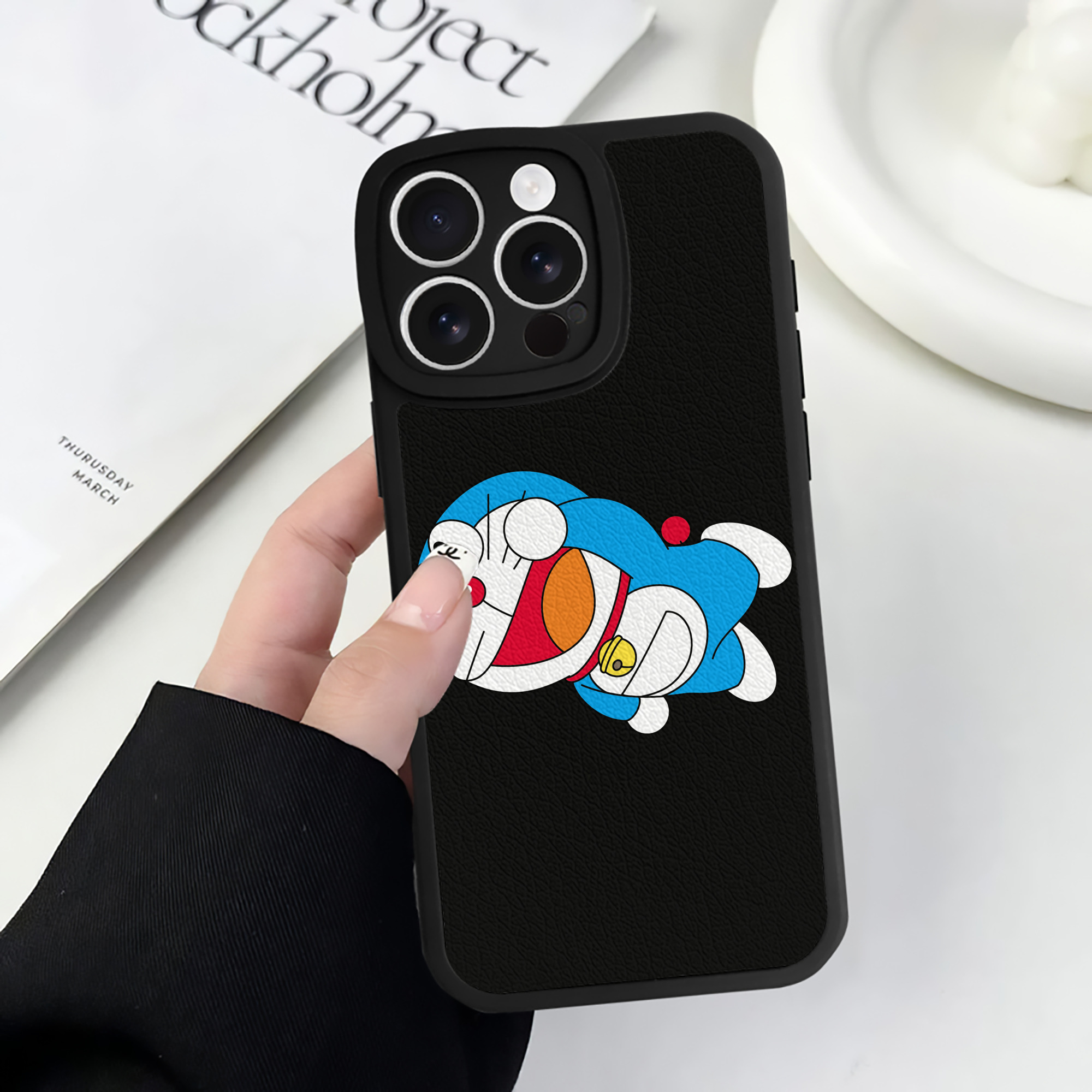 （画像用） ドラえもん Doraemon 【iPhone 16シリーズ対応】シリコンスマホケース（レザー調） 材質：シリコン